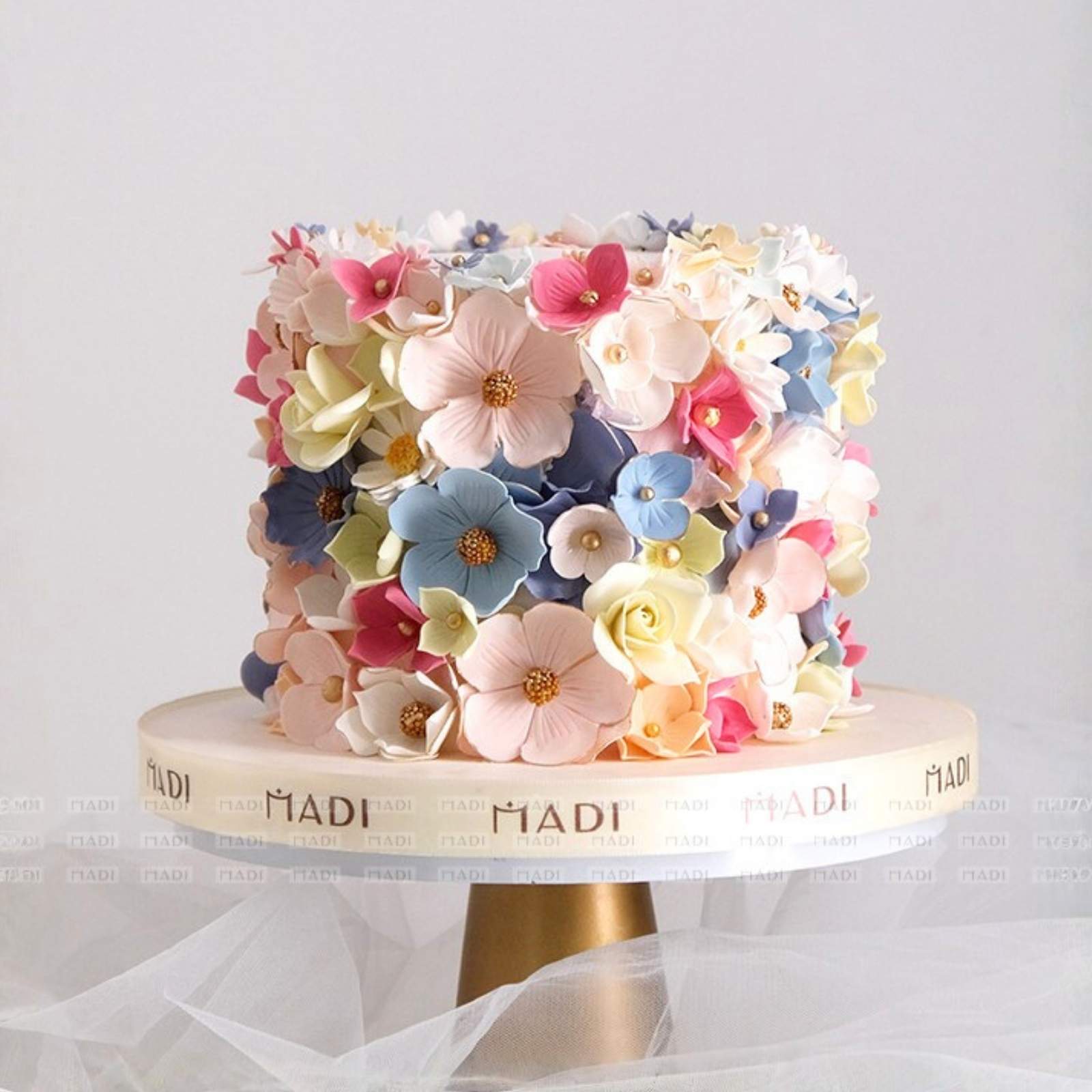 Tối giản mà vẫn nổi bật, mẫu bánh kem 20/11 hoa kẹo đường mang vẻ đẹp ngọt ngào đầy cuốn hút