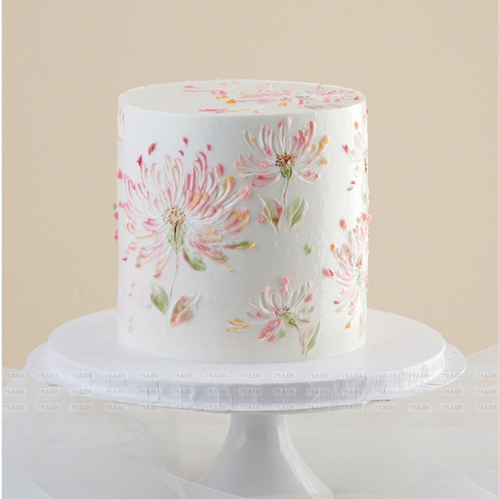 Bánh kem 20 11 theo yêu cầu tạo mang vẻ đẹp tinh tế với nền trắng trang nhã, nổi bật những đóa bỉ ngạn vẽ tay đầy chất nghệ thuật