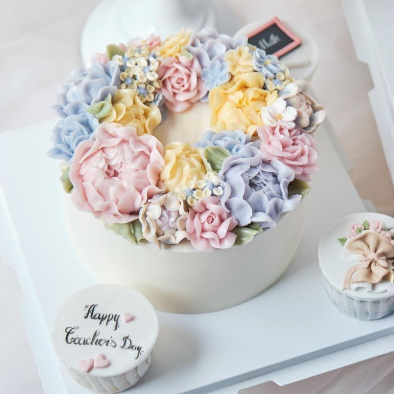 Lấy cảm hứng từ vòng hoa tôn kính, mẫu bánh kem 20 11 ghi dấu yêu thương bằng vẻ đẹp giản dị mà trang nhã