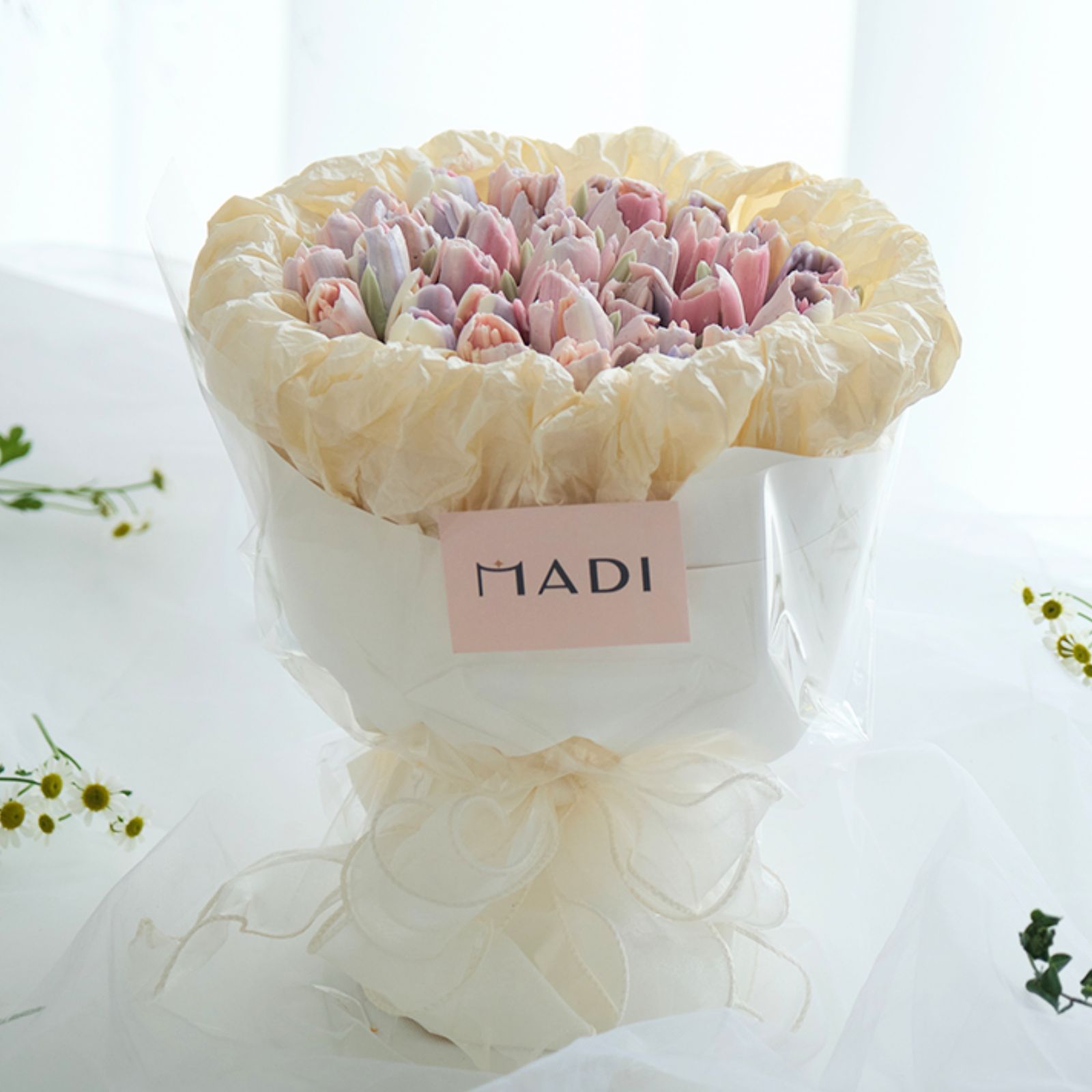 Tựa như bó hoa gửi lời cảm ơn, chiếc bánh 20 11 nổi bật với những bông hoa kem bơ tinh xảo được tạo tác công phu