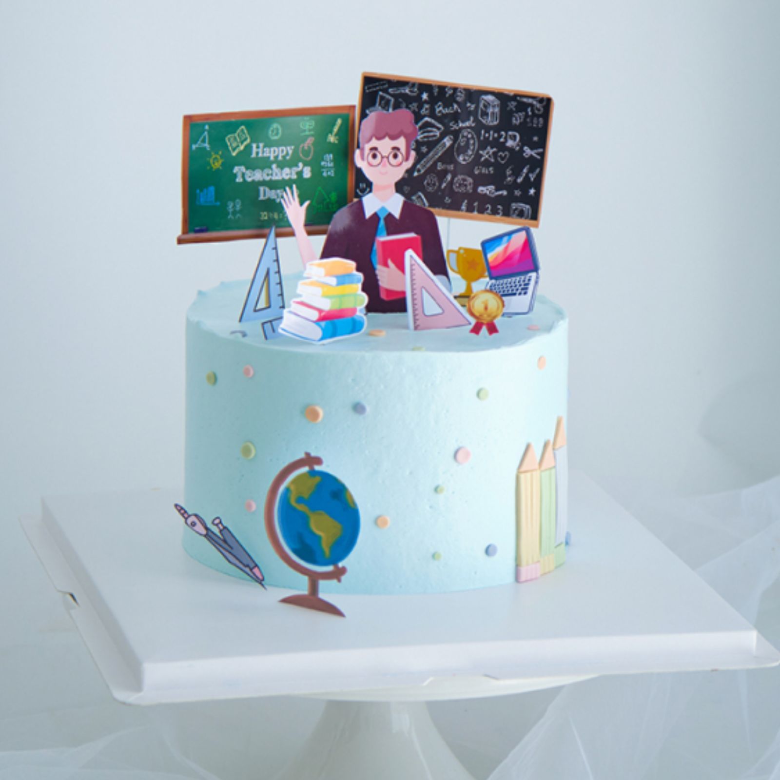 Chiếc bánh kem 20 11 đơn giản khắc họa hình ảnh người thầy tận tụy – người soi sáng và dìu dắt bao thế hệ học trò