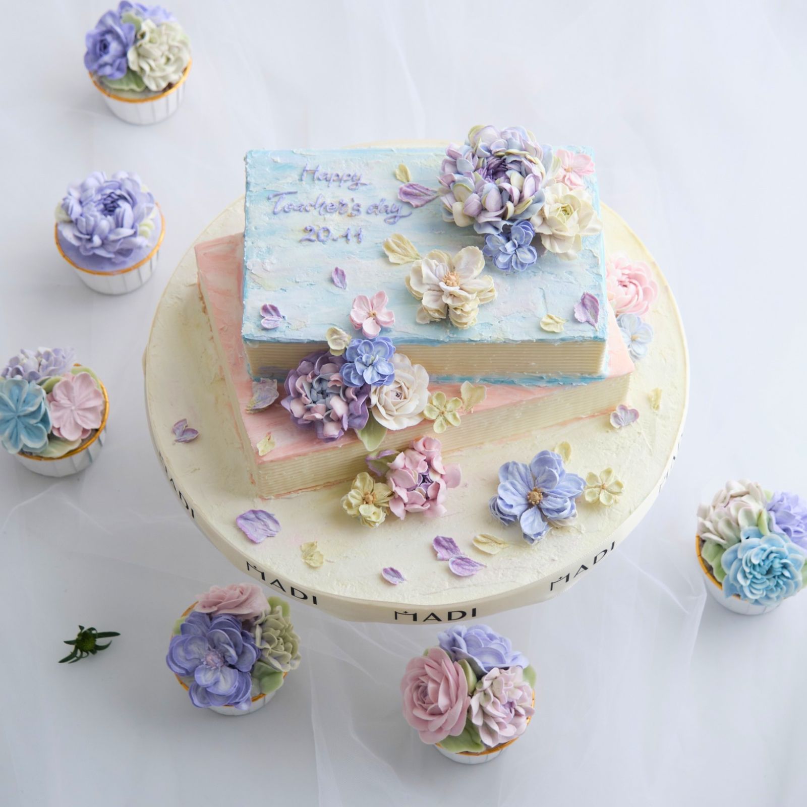 Mẫu bánh kem 20/11 cho cô giáo tạo hình hoa kem bơ chân thật