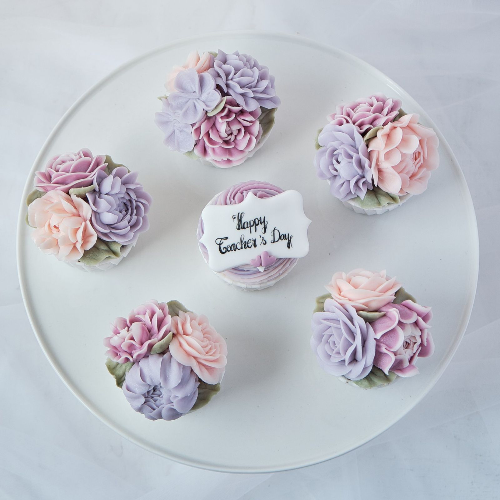 Ngọt ngào như lời cảm ơn, những đóa hoa khẽ nở trên từng chiếc bánh kem 20/11 cupcake xinh xắn