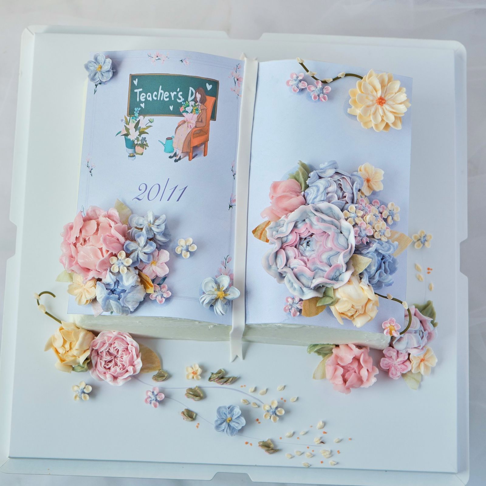 Gửi trọn tri ân qua từng trang sách, mẫu bánh kem 20/11 được tạo hình thủ công, điểm xuyết hoa kem bơ mềm mại và đầy nghệ thuật