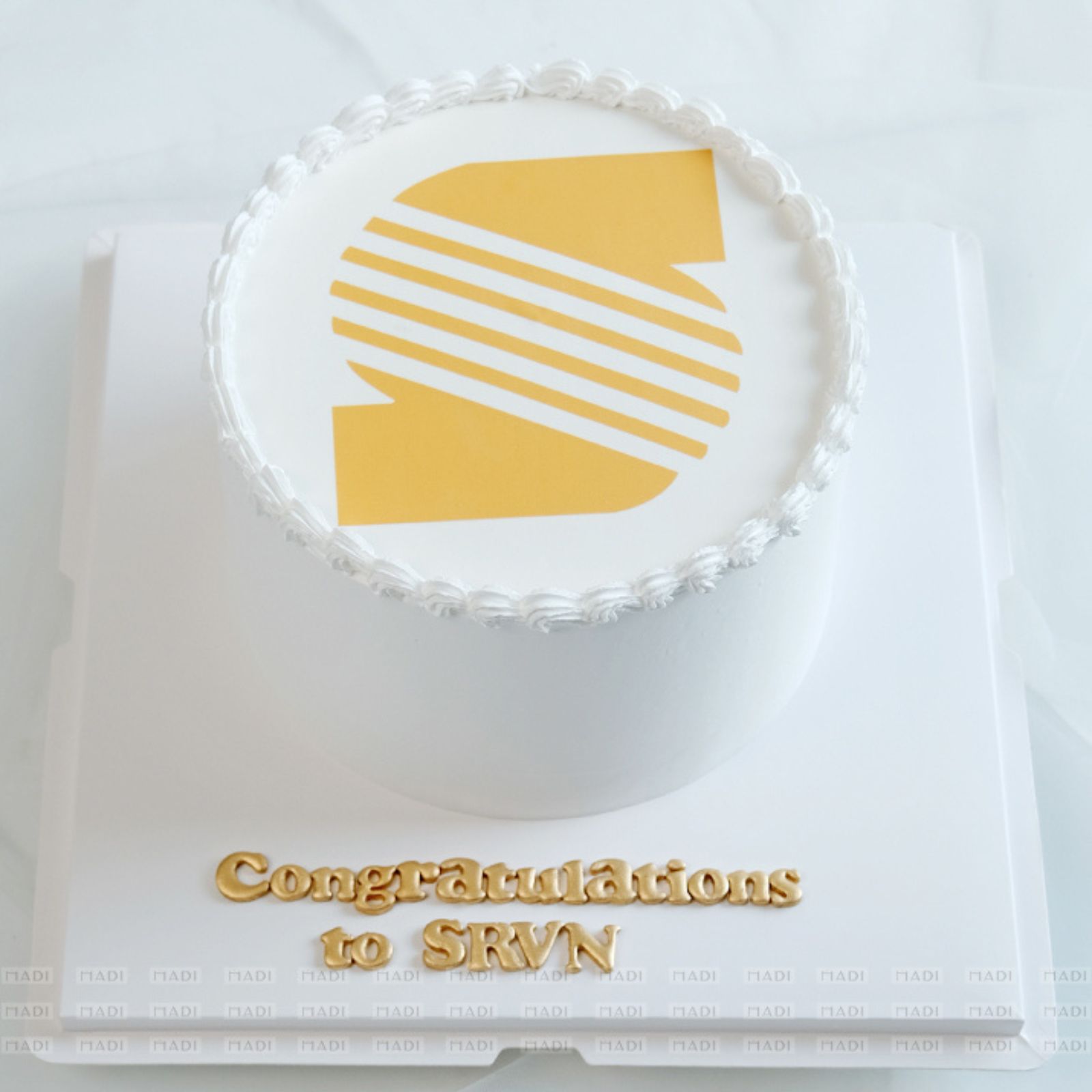 Bánh kem dịp khai trương khắc họa logo thương hiệu nổi bật