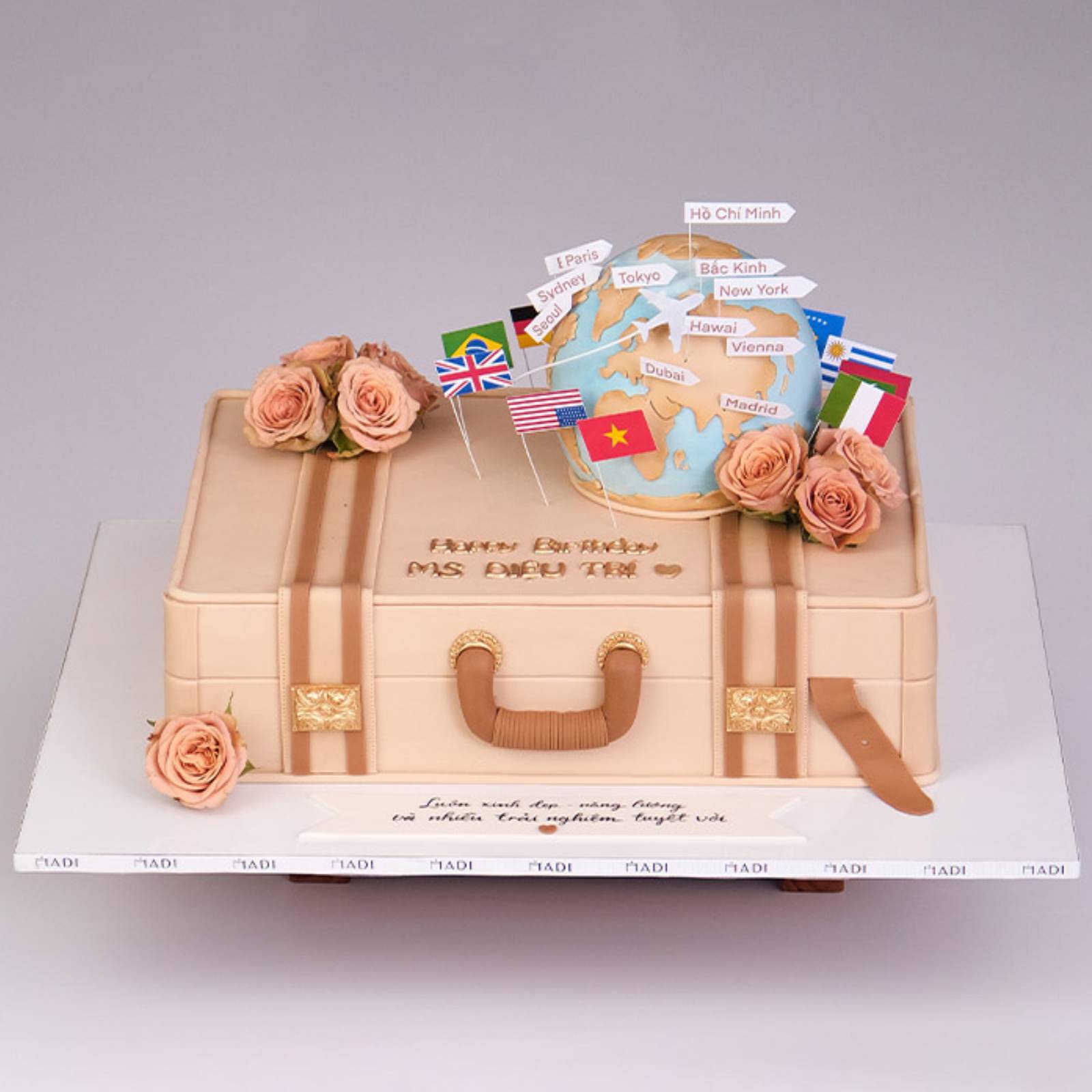 Mẫu bánh kem tặng sếp theo yêu cầu in hình vali thể hiện cho những chuyến đi công tác