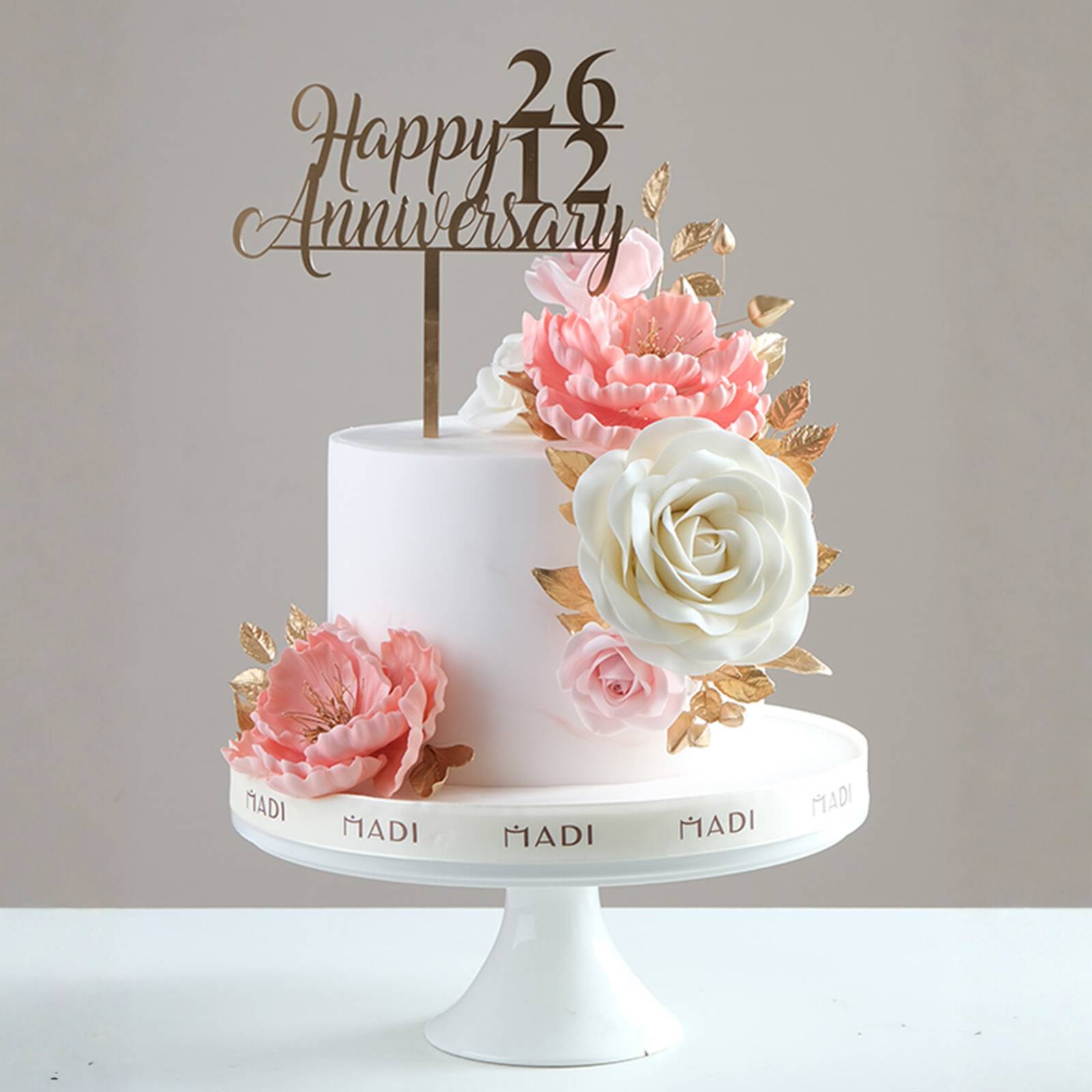 Bánh kem kỷ niệm ngày cưới đơn giản mang sắc trắng tinh khôi, điểm xuyết hoa hồng pastel dịu dàng