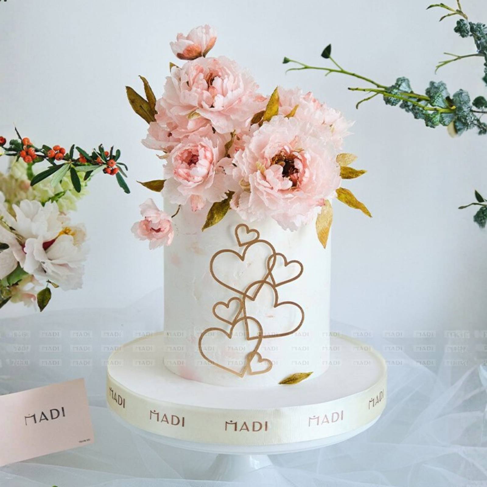 Bánh kỷ niệm ngày cưới trở thành dấu lặng dịu dàng, nơi tình yêu đi qua năm tháng được kể lại