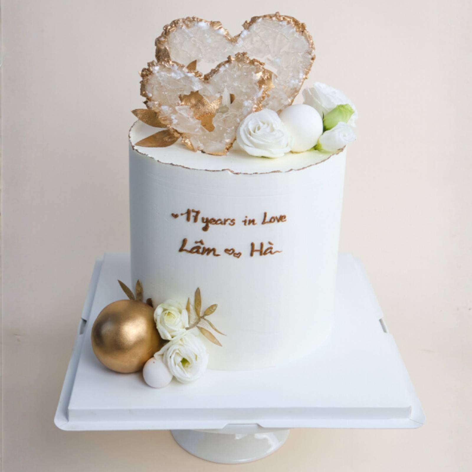 17 năm đồng hành, từng lát yêu thương lấp lánh như trái tim pha lê trên chiếc bánh kỷ niệm ngày cưới