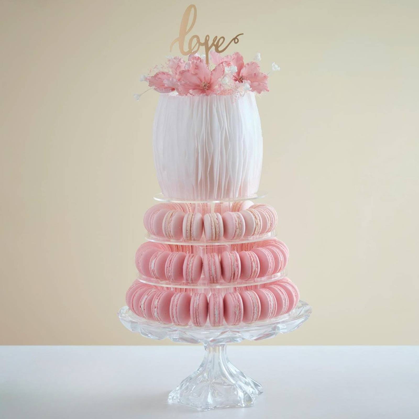 Mẫu bánh kỷ niệm ngày cưới Hàn Quốc với tạo hình đa tầng, phủ sắc hồng dịu dàng