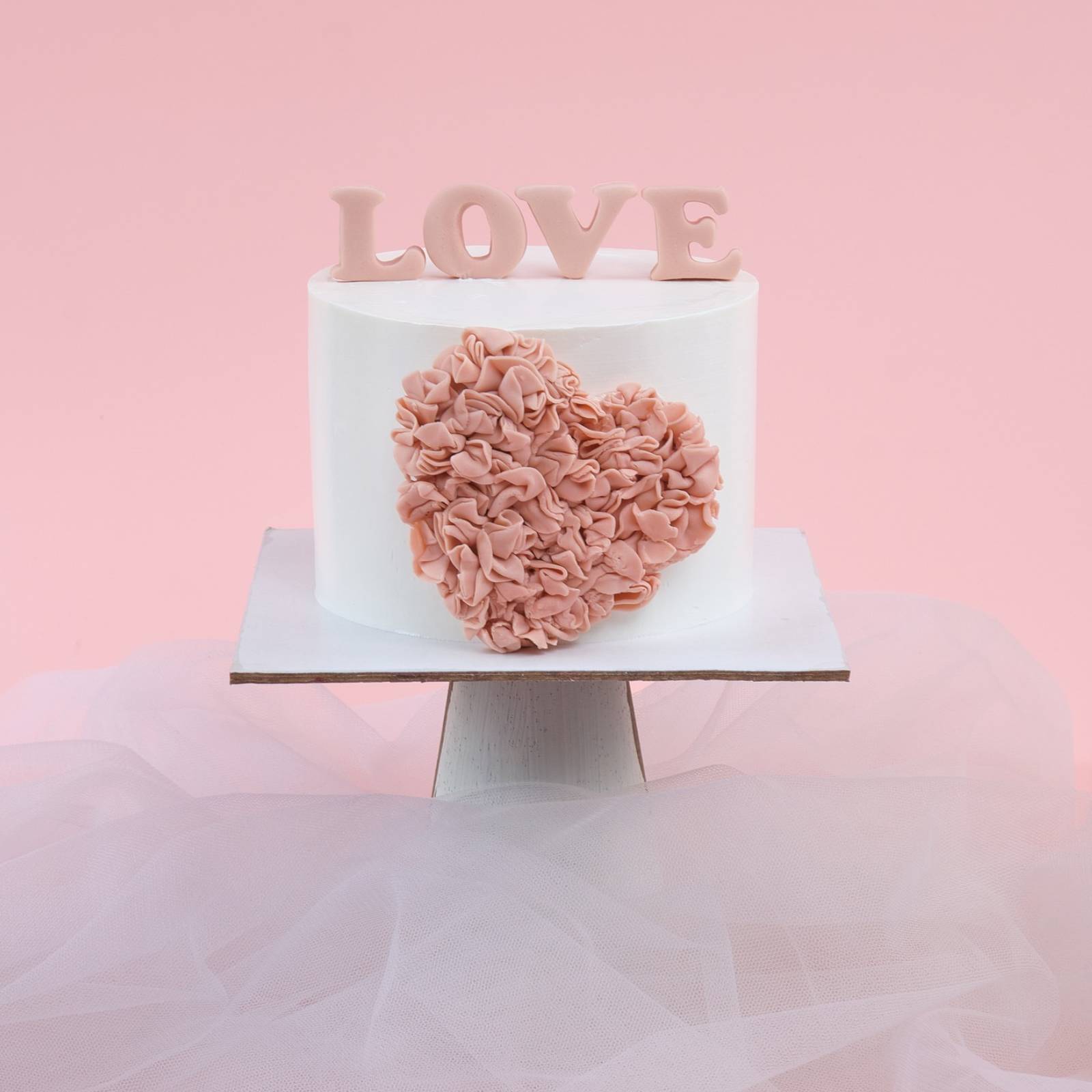 Mẫu bánh kỷ niệm ngày cưới hình trái tim ghi dấu một thập kỷ song hành, khi từng cánh hoa là lời cảm ơn cho những mùa đã đi qua