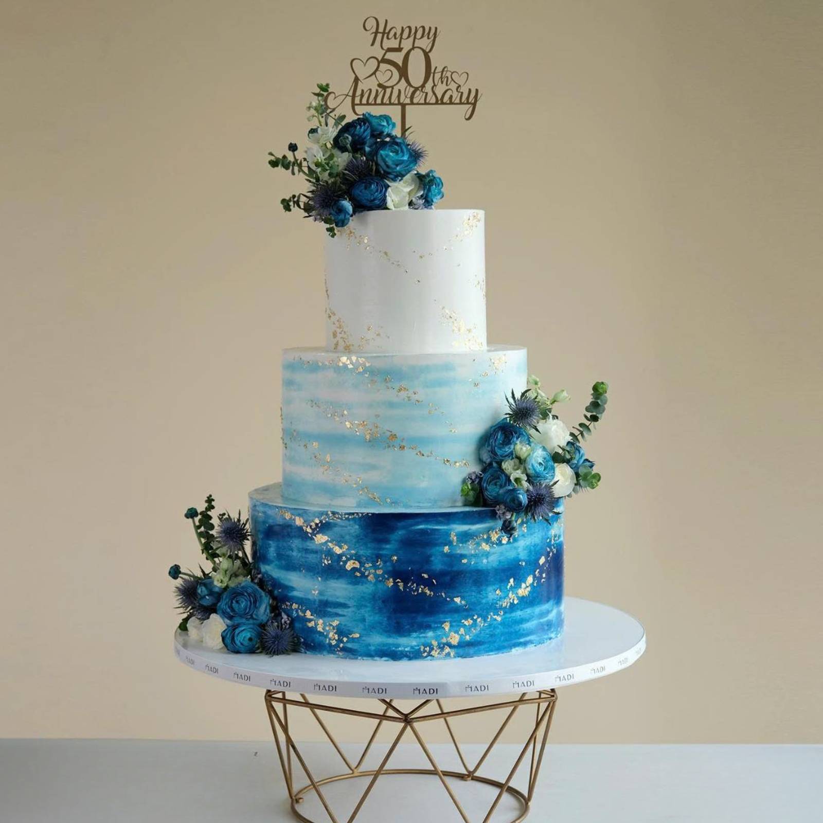 Qua năm mươi năm bên nhau, tình yêu được khắc họa dịu dàng bằng sắc xanh thanh lịch và ánh vàng kim