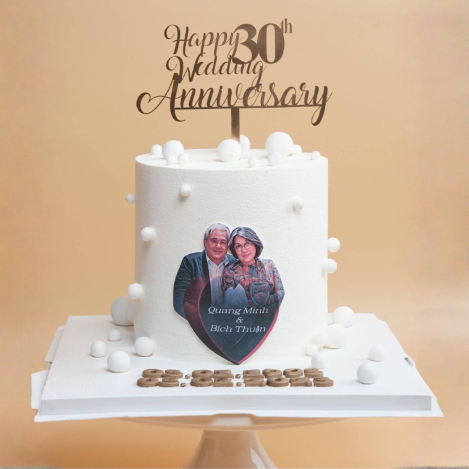 Ba mươi năm bên nhau được gói ghém trong chiếc bánh kỷ niệm ngày cưới giản dị, ấm áp dành cho ông bà