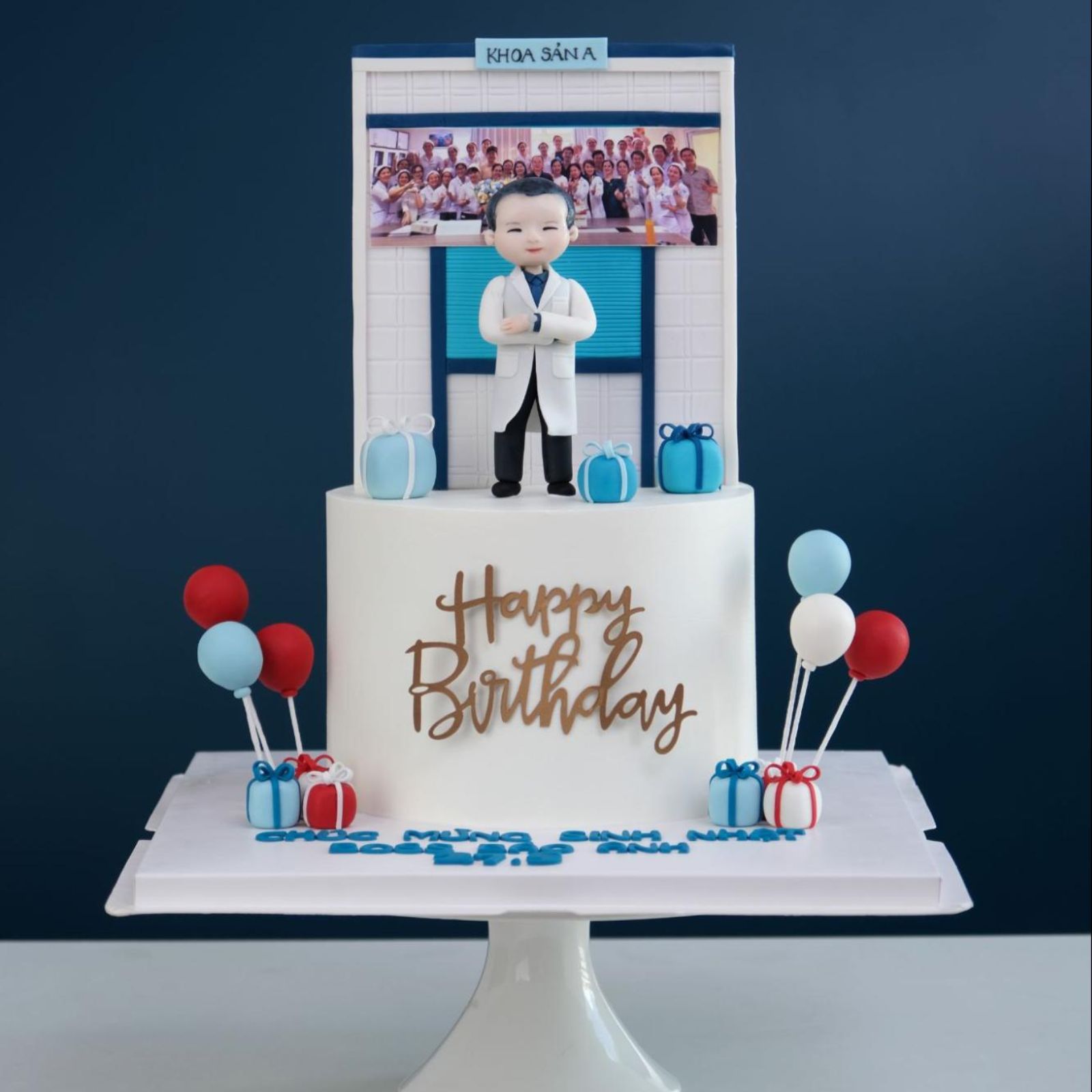 Một chiếc bánh sinh nhật mang theo sự kính trọng và tình cảm của tập thể Khoa Sản A dành cho người lãnh đạo đáng quý
