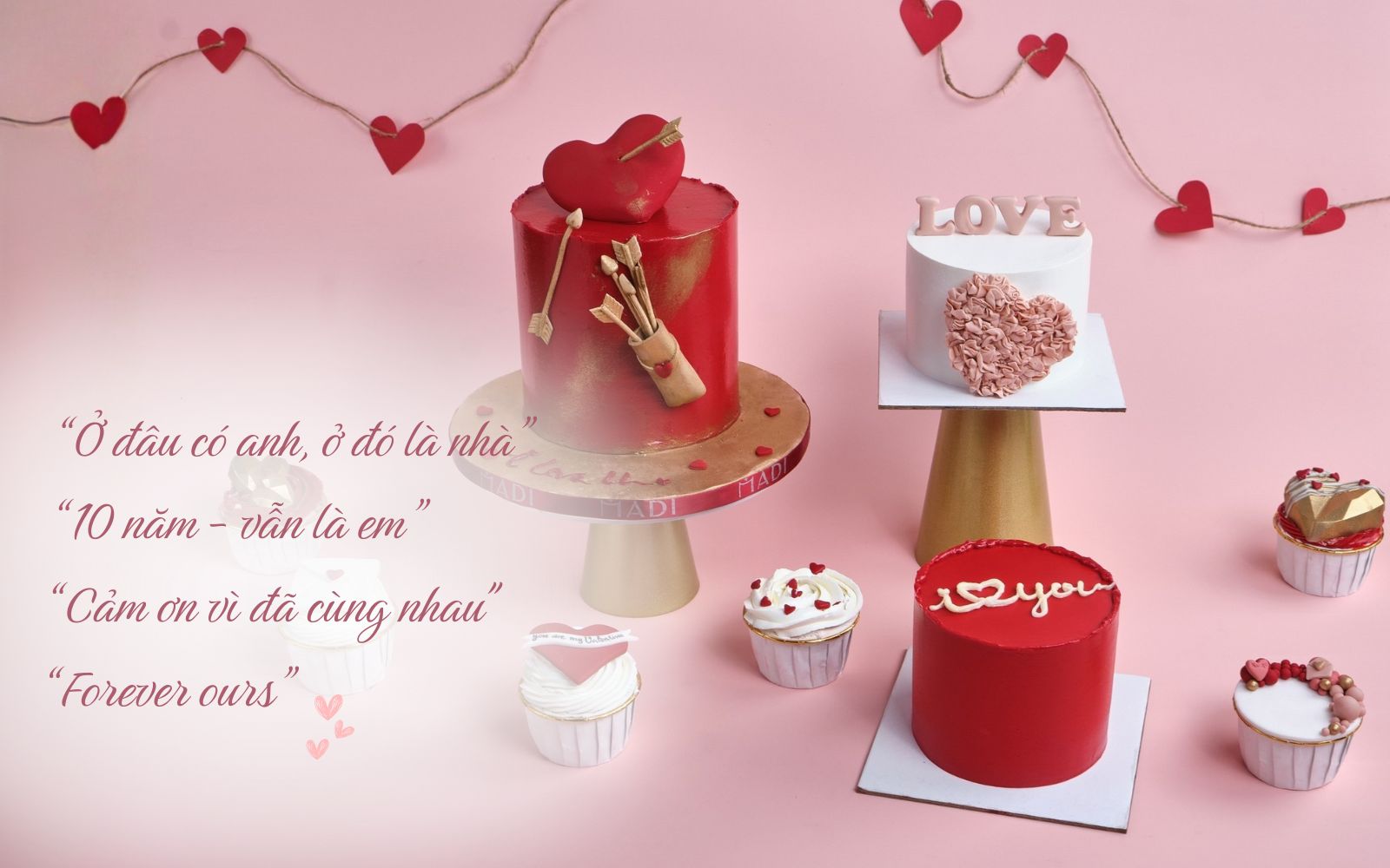 Bánh kỷ niệm ngày cưới được tô điểm bằng những lời chúc chân thành, tạo nên điểm nhấn tinh tế và giàu cảm xúc