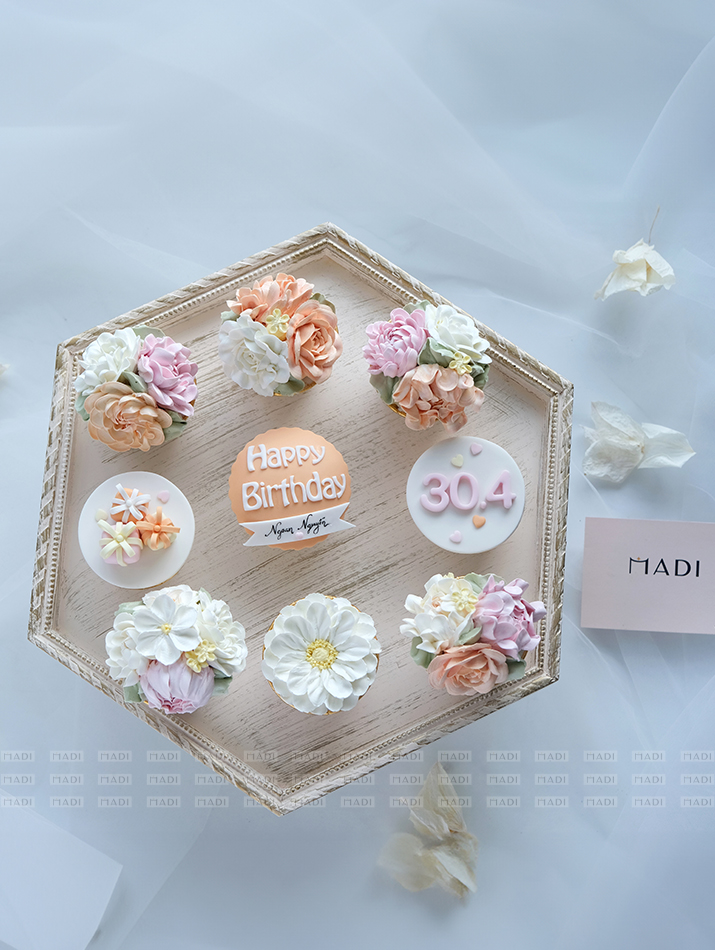 Cupcakes Hoa kem bơ 08